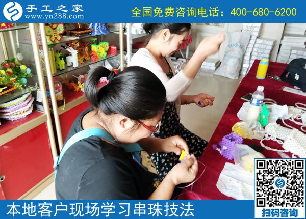 暑假要多掙錢，河北邯鄲曹女士做珠繡正規(guī)供料的手工活的時(shí)間多了