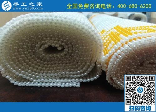 在周圍人的眼中，馬先生夫婦的生活是幸福的，除了羨慕之外，更多的是佩服，夫妻倆都是在外上班掙工資的，工作不錯，而且空閑時間兩個人還一起做著一份手工活兼職，在家還有一份收入，更主要的兩個人都很喜歡，還能在一起做。 家住安徽靈璧的馬先生夫婦，以前下班后也跟很多上班族一樣，沒什么事干，馬先生出去跟朋友喝酒聊天，妻子在家看看電視追追劇，雖然日子也很平淡，但兩人少了交流，生活里總感覺缺點什么。 正是這樣情況長期存在，正是兩個人都意識到這個問題，所以第一次看到手工之家的勵志珠可以寄到家做的手工活時，夫婦兩人的意見高度一致，都想趕緊考察一下，然后把這個手工活拿回家做。 一番了解、一次考察，成就了馬先生夫婦的好兼職，勵志珠針法簡單、干凈衛(wèi)生、時間自由、成品高端，非常適合兩個人。兩個人都做的很認(rèn)真，也都做的很好，馬先生雖然是個男士，但有時做得比妻子做的還好。 不出門在家做手工，不僅讓馬先生夫婦有了一份收入，更讓兩個人能常常坐在一起、相互交流、有說有笑。這一次，馬先生寄回一批珠繡成品，結(jié)算加工費720元。