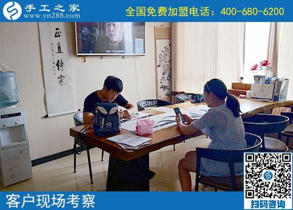 在周圍人的眼中，馬先生夫婦的生活是幸福的，除了羨慕之外，更多的是佩服，夫妻倆都是在外上班掙工資的，工作不錯，而且空閑時間兩個人還一起做著一份手工活兼職，在家還有一份收入，更主要的兩個人都很喜歡，還能在一起做。 家住安徽靈璧的馬先生夫婦，以前下班后也跟很多上班族一樣，沒什么事干，馬先生出去跟朋友喝酒聊天，妻子在家看看電視追追劇，雖然日子也很平淡，但兩人少了交流，生活里總感覺缺點什么。 正是這樣情況長期存在，正是兩個人都意識到這個問題，所以第一次看到手工之家的勵志珠可以寄到家做的手工活時，夫婦兩人的意見高度一致，都想趕緊考察一下，然后把這個手工活拿回家做。 一番了解、一次考察，成就了馬先生夫婦的好兼職，勵志珠針法簡單、干凈衛(wèi)生、時間自由、成品高端，非常適合兩個人。兩個人都做的很認(rèn)真，也都做的很好，馬先生雖然是個男士，但有時做得比妻子做的還好。 不出門在家做手工，不僅讓馬先生夫婦有了一份收入，更讓兩個人能常常坐在一起、相互交流、有說有笑。這一次，馬先生寄回一批珠繡成品，結(jié)算加工費720元。