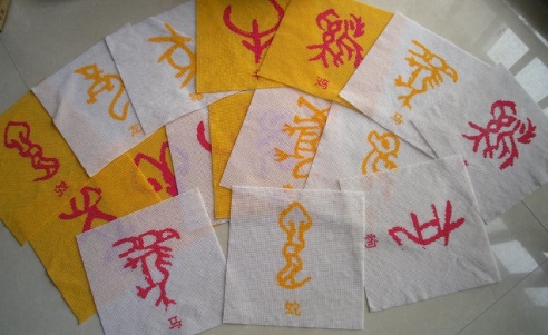 暑假里自由安排時(shí)間的掙錢方法，廣東信宜張女士選擇珠繡可以在家做的手工活