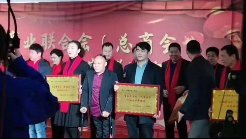 心懷公益、助力扶貧 --- --- 手工之家郝總與邯山區(qū)工商聯(lián)愛心企業(yè)家一起參加送溫暖春節(jié)慰問活動