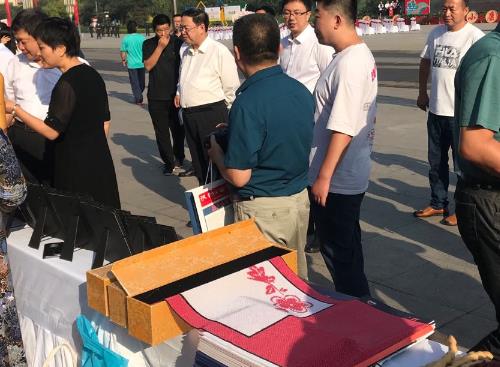 亮相“中國(guó)農(nóng)民豐收節(jié)”，勵(lì)志珠珠繡等純手工大放異彩(圖2)