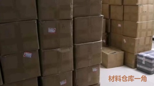 加班到夜里十點(diǎn)，要讓珠繡外發(fā)材料盡快到加工人員的手中(圖2)