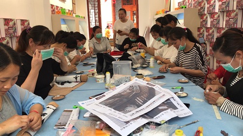 一次獎(jiǎng)金100000元，做珠繡非遺手工，我驕傲！--- ---記湖南湘西代理周總在手工之家領(lǐng)取獎(jiǎng)金