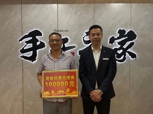一次獎(jiǎng)金100000元，做珠繡非遺手工，我驕傲！--- ---記湖南湘西代理周總在手工之家領(lǐng)取獎(jiǎng)金