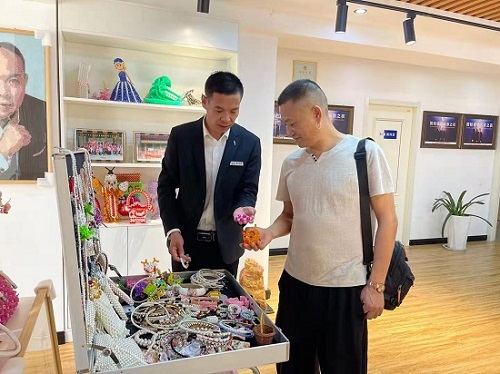 一次獎(jiǎng)金100000元，做珠繡非遺手工，我驕傲！--- ---記湖南湘西代理周總在手工之家領(lǐng)取獎(jiǎng)金