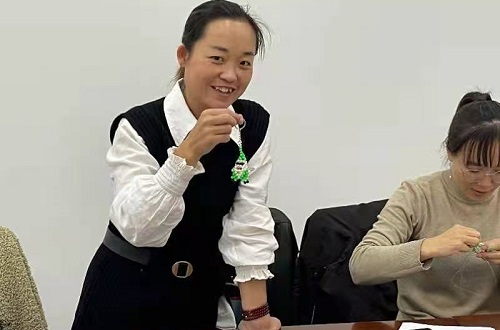 大冬天在家做點什么能掙錢?手工活加工挺不錯(圖1)