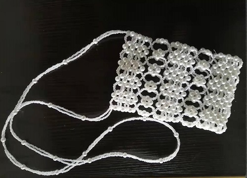 4月24日，可以寄到家做的手工活，手工活兼職，手工活外發(fā)加工企業(yè)手工之家的服務(wù)，合作前后都好，圖為勵(lì)志珠珠繡串珠手工珠包產(chǎn)品剪影