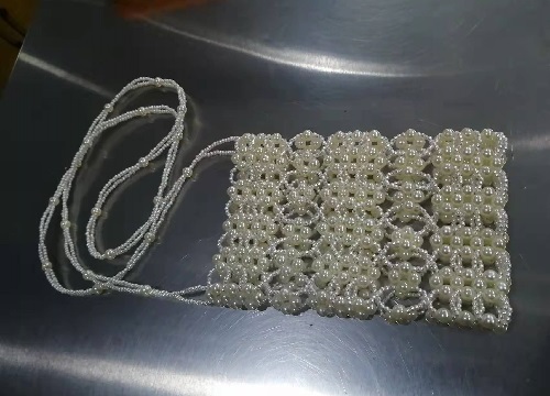 4月24日，可以寄到家做的手工活，手工活兼職，手工活外發(fā)加工企業(yè)手工之家的服務(wù)，合作前后都好，圖為勵(lì)志珠珠繡串珠手工珠包產(chǎn)品剪影