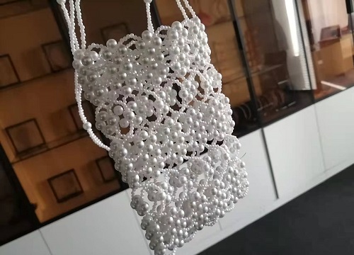 4月24日，可以寄到家做的手工活，手工活兼職，手工活外發(fā)加工企業(yè)手工之家的服務(wù)，合作前后都好，圖為勵(lì)志珠珠繡串珠手工珠包產(chǎn)品剪影