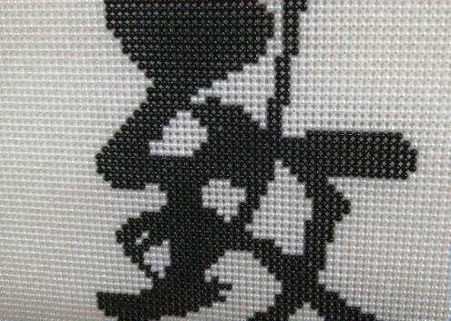 4月26日，在家做手工活掙錢(qián)，可以寄到家做的手工活，選擇手工之家后就要好好做，圖為勵(lì)志珠珠繡串珠手工產(chǎn)品剪影