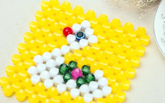 做手工活串珠加工門(mén)檻低，男女老少都可以在家串制掙錢(qián)(圖1)