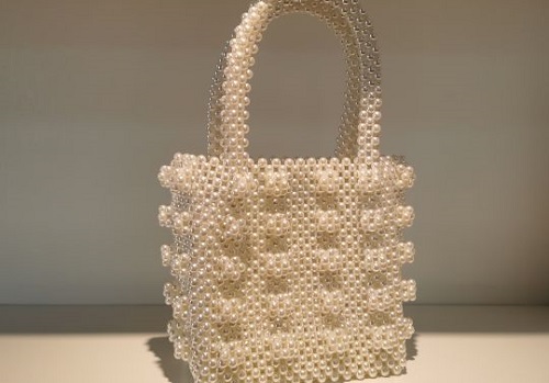 不想在外打工，在家開(kāi)手工工作室?guī)ьI(lǐng)他人做手工活串珠子成就夢(mèng)想(圖1)