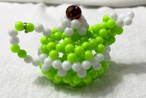 炎熱的夏天，很多人選擇在家避暑做手工活外發(fā)串珠子(圖1)