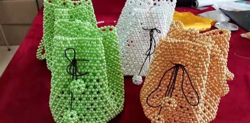 把串珠外發(fā)手工活拿回家做，工作之余收入不斷(圖1)