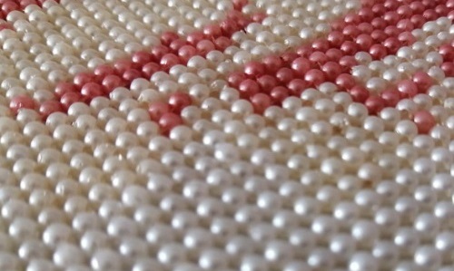  婆媳二人一起做手工活，說(shuō)說(shuō)笑笑在家把錢掙(圖1)