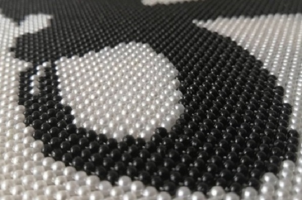 這份純手工活串珠子好處多，許多人都把它領回家做(圖1)