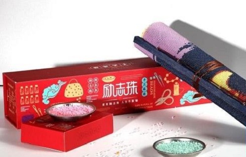 居家做非遺勵(lì)志珠珠繡手工活賺錢(qián)，工作之余有份收入真好(圖1)