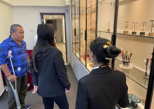 用手工為殘疾人鋪就一條幸福路 —— 記河北殘疾人創(chuàng)業(yè)基地領(lǐng)導(dǎo)一行到手工之家考察洽談 用手工為殘疾人鋪就一條幸福路 —— 記河北殘疾人創(chuàng)業(yè)基地領(lǐng)導(dǎo)一行到手工之家考察洽談