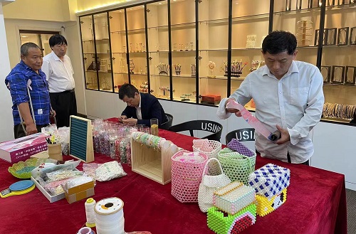 用手工為殘疾人鋪就一條幸福路 —— 記河北殘疾人創(chuàng)業(yè)基地領(lǐng)導(dǎo)一行到手工之家考察洽談 用手工為殘疾人鋪就一條幸福路 —— 記河北殘疾人創(chuàng)業(yè)基地領(lǐng)導(dǎo)一行到手工之家考察洽談