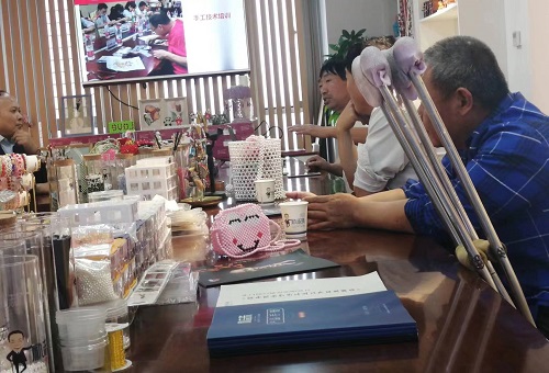 用手工為殘疾人鋪就一條幸福路 —— 記河北殘疾人創(chuàng)業(yè)基地領(lǐng)導(dǎo)一行到手工之家考察洽談 用手工為殘疾人鋪就一條幸福路 —— 記河北殘疾人創(chuàng)業(yè)基地領(lǐng)導(dǎo)一行到手工之家考察洽談