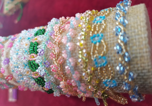 7月28日，外發(fā)手工領回家做，靈活就業(yè)好副業(yè)，做手工傳承官，與手工之家合作，線上線下都會讓大家了解清楚，圖為串珠米珠繡純手工產(chǎn)品剪影