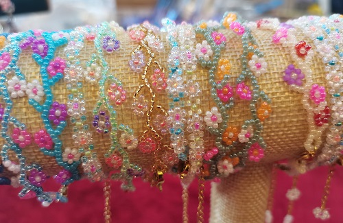 7月28日，外發(fā)手工領回家做，靈活就業(yè)好副業(yè)，做手工傳承官，與手工之家合作，線上線下都會讓大家了解清楚，圖為串珠米珠繡純手工產(chǎn)品剪影