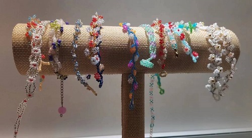 7月28日，外發(fā)手工領回家做，靈活就業(yè)好副業(yè)，做手工傳承官，與手工之家合作，線上線下都會讓大家了解清楚，圖為串珠米珠繡純手工產(chǎn)品剪影