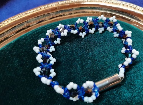 圖為串珠米珠繡純手工產(chǎn)品剪影 圖為串珠米珠繡純手工產(chǎn)品剪影