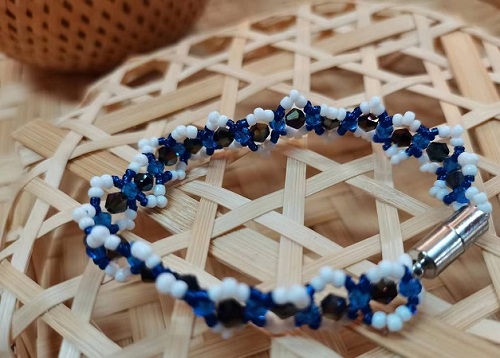 圖為串珠米珠繡純手工產(chǎn)品剪影 圖為串珠米珠繡純手工產(chǎn)品剪影