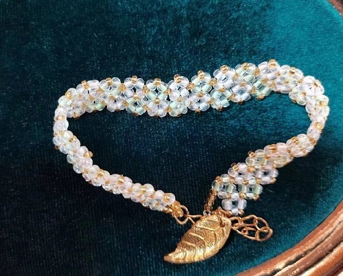 8月1日，手工活兼職招聘信息，正規(guī)可靠的手工項(xiàng)目，做手工傳承官，就業(yè)創(chuàng)業(yè)都可以，越來(lái)越多人選擇與手工之家合作，圖為串珠米珠繡純手工產(chǎn)品剪影