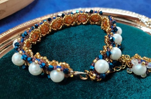 8月4日，外發(fā)手工領(lǐng)回家做，靈活就業(yè)手工項(xiàng)目，在家做手工掙錢(qián)，做手工傳承官，手工之家深知合作的根本就是服務(wù)、就是共贏，圖為串珠米珠繡純手工產(chǎn)品剪影