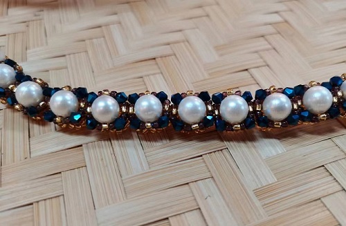 8月4日，外發(fā)手工領(lǐng)回家做，靈活就業(yè)手工項(xiàng)目，在家做手工掙錢(qián)，做手工傳承官，手工之家深知合作的根本就是服務(wù)、就是共贏，圖為串珠米珠繡純手工產(chǎn)品剪影