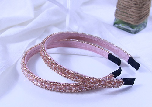 8月5日，手工活外發(fā)加工正規(guī)廠家，純手工加工串珠，做手工傳承官，與手工之家合作，自由靈活，收入更好，圖為串珠米珠繡純手工產(chǎn)品剪影