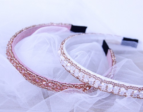 8月5日，手工活外發(fā)加工正規(guī)廠家，純手工加工串珠，做手工傳承官，與手工之家合作，自由靈活，收入更好，圖為串珠米珠繡純手工產(chǎn)品剪影