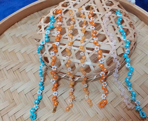 8月6日，寶媽手工活兼職，正規(guī)手工接單平臺(tái)，做手工傳承官，在手工之家，大家有更好的收入，更快的成長(zhǎng)，圖為串珠米珠繡純手工產(chǎn)品剪影