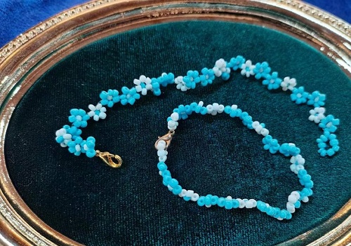 8月6日，寶媽手工活兼職，正規(guī)手工接單平臺(tái)，做手工傳承官，在手工之家，大家有更好的收入，更快的成長(zhǎng)，圖為串珠米珠繡純手工產(chǎn)品剪影