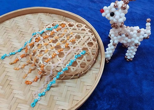 8月6日，寶媽手工活兼職，正規(guī)手工接單平臺(tái)，做手工傳承官，在手工之家，大家有更好的收入，更快的成長(zhǎng)，圖為串珠米珠繡純手工產(chǎn)品剪影