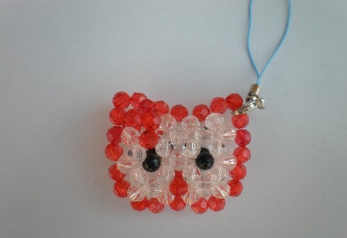 8月8日，手工活外發(fā)加工可靠嗎？靈活就業(yè)好手工，做手工傳承官，手工之家不斷創(chuàng)新合作，讓大家的收入更好是目標(biāo)，圖為串珠米珠繡純手工產(chǎn)品剪影