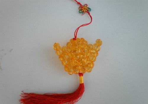 8月8日，手工活外發(fā)加工可靠嗎？靈活就業(yè)好手工，做手工傳承官，手工之家不斷創(chuàng)新合作，讓大家的收入更好是目標(biāo)，圖為串珠米珠繡純手工產(chǎn)品剪影