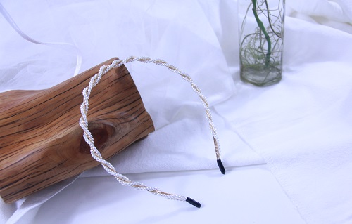 8月10日，在家里就能賺錢的工作，帶回家做的手工，做手工傳承官，手工之家的純手工，大家可以放心選擇，圖為串珠米珠繡純手工產(chǎn)品剪影