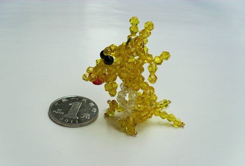 8月12日，在家能做的手工活兼職，帶回家做的手工項目，老手工平臺，做手工傳承官，手工之家沒有特別的要求，圖為串珠米珠繡純手工產(chǎn)品剪影