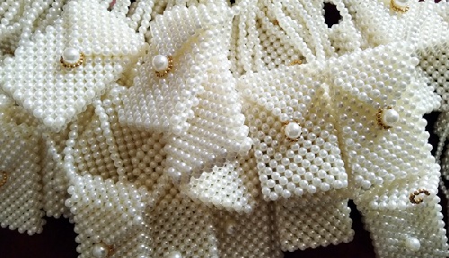 8月14日，在家里就能賺錢的工作，正規(guī)手工靈活就業(yè)，做手工傳承官，良好的服務讓手工之家和純手工成為大家的選擇，圖為串珠米珠繡純手工產(chǎn)品剪影