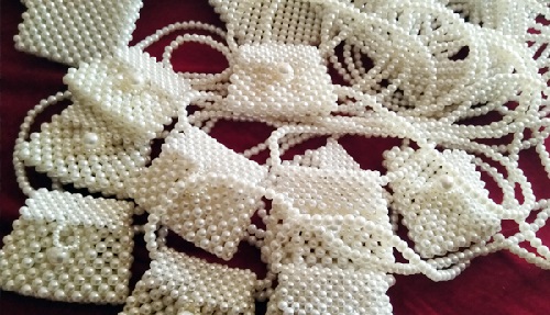 8月14日，在家里就能賺錢的工作，正規(guī)手工靈活就業(yè)，做手工傳承官，良好的服務讓手工之家和純手工成為大家的選擇，圖為串珠米珠繡純手工產(chǎn)品剪影