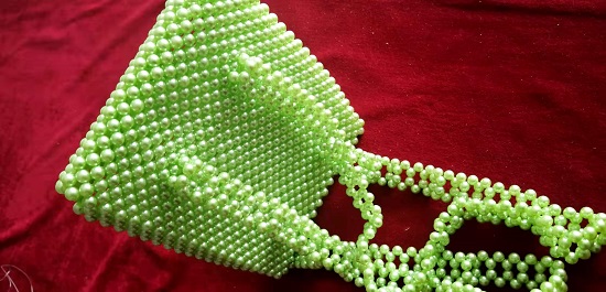 8月15日，手工活外發(fā)加工正規(guī)廠家，做手工傳承官，居家專兼職的好副業(yè)，與手工之家合作，認(rèn)真對待讓收入更好，圖為串珠米珠繡純手工產(chǎn)品剪影