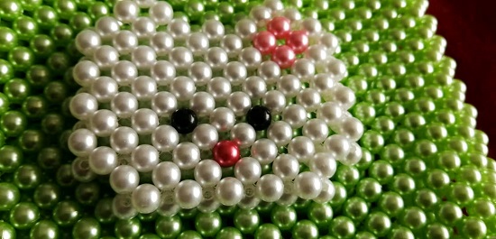 8月15日，手工活外發(fā)加工正規(guī)廠家，做手工傳承官，居家專兼職的好副業(yè)，與手工之家合作，認(rèn)真對待讓收入更好，圖為串珠米珠繡純手工產(chǎn)品剪影