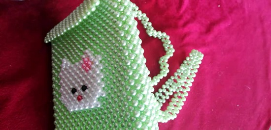 8月15日，手工活外發(fā)加工正規(guī)廠家，做手工傳承官，居家專兼職的好副業(yè)，與手工之家合作，認(rèn)真對待讓收入更好，圖為串珠米珠繡純手工產(chǎn)品剪影