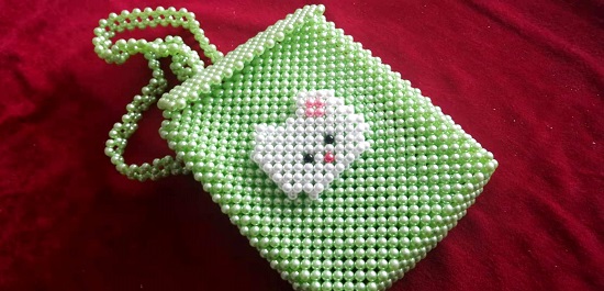 8月15日，手工活外發(fā)加工正規(guī)廠家，做手工傳承官，居家專兼職的好副業(yè)，與手工之家合作，認(rèn)真對待讓收入更好，圖為串珠米珠繡純手工產(chǎn)品剪影