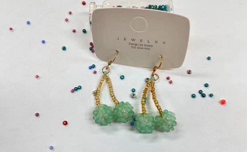 8月24日，外發(fā)加工接單平臺，靈活就業(yè)純手工，做手工傳承官，選手工之家合作，因為這里真實，值得信賴，圖為串珠米珠繡純手工產(chǎn)品剪影