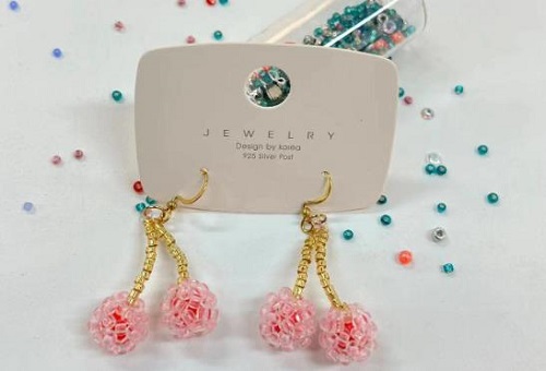 8月24日，外發(fā)加工接單平臺，靈活就業(yè)純手工，做手工傳承官，選手工之家合作，因為這里真實，值得信賴，圖為串珠米珠繡純手工產(chǎn)品剪影